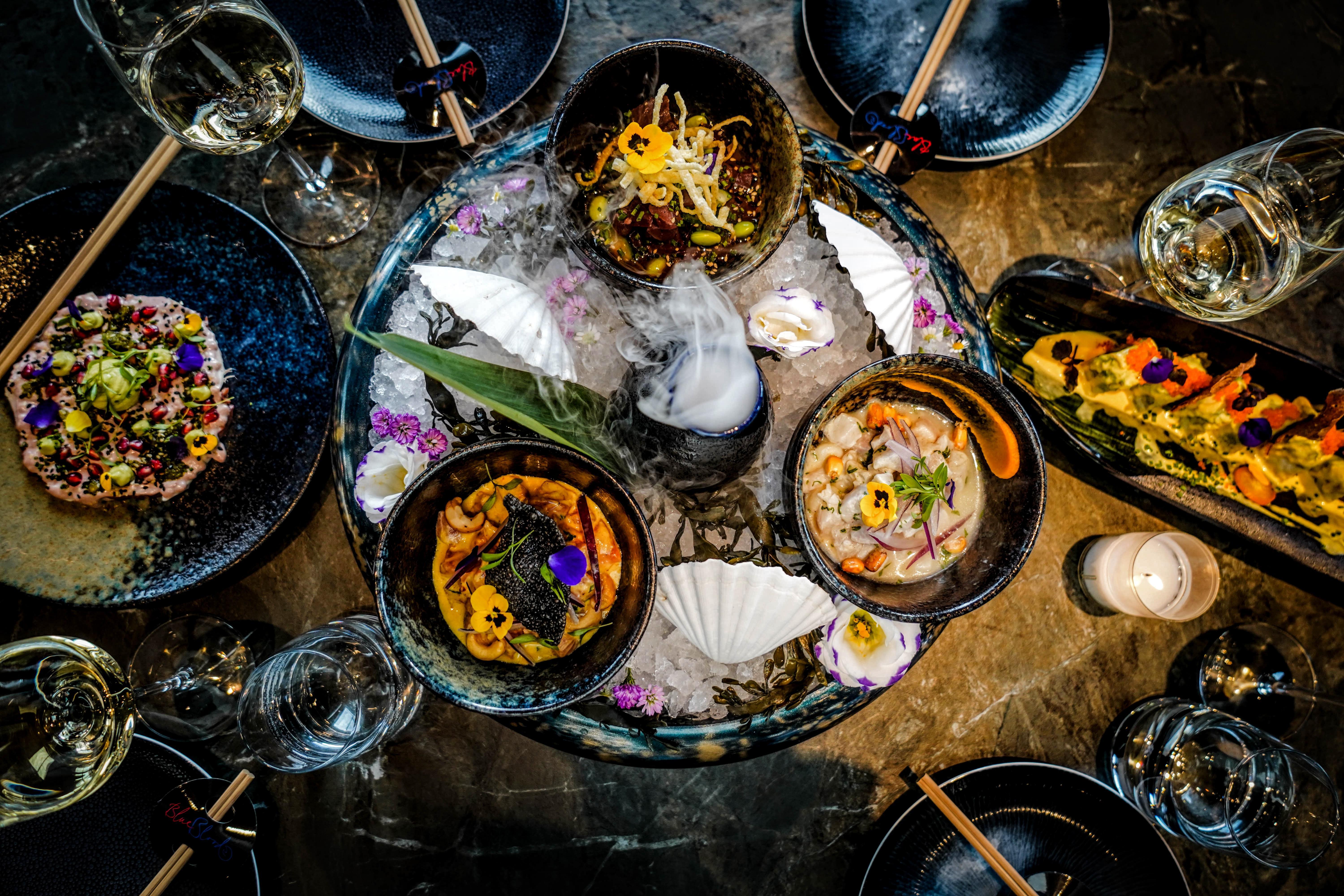 ฮิลตัน เดอะ เฮก Hotel กรุงเฮก ภายนอก รูปภาพ A selection of dishes at the restaurant