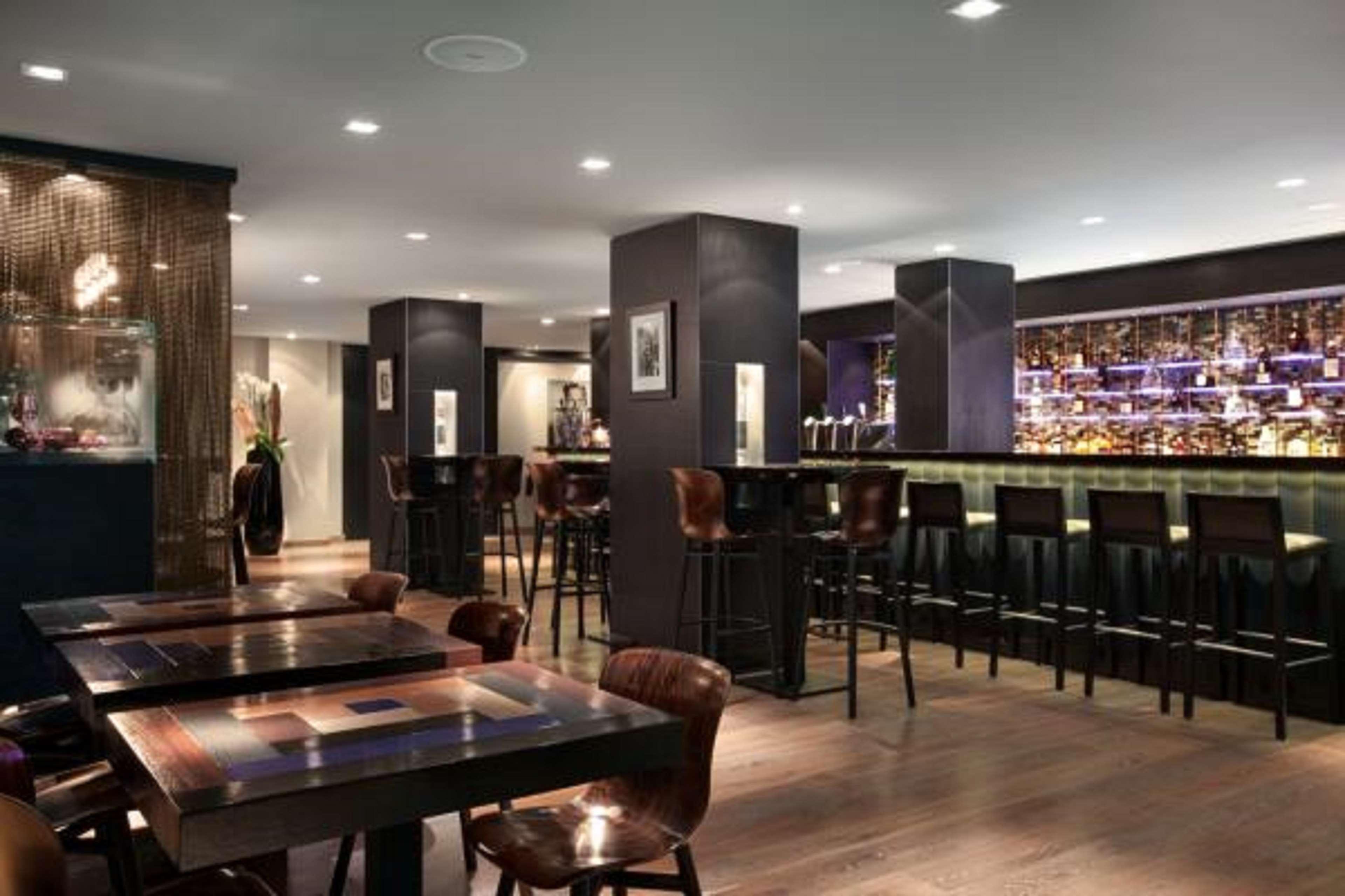 ฮิลตัน เดอะ เฮก Hotel กรุงเฮก ภายนอก รูปภาพ The bar at the London Edition