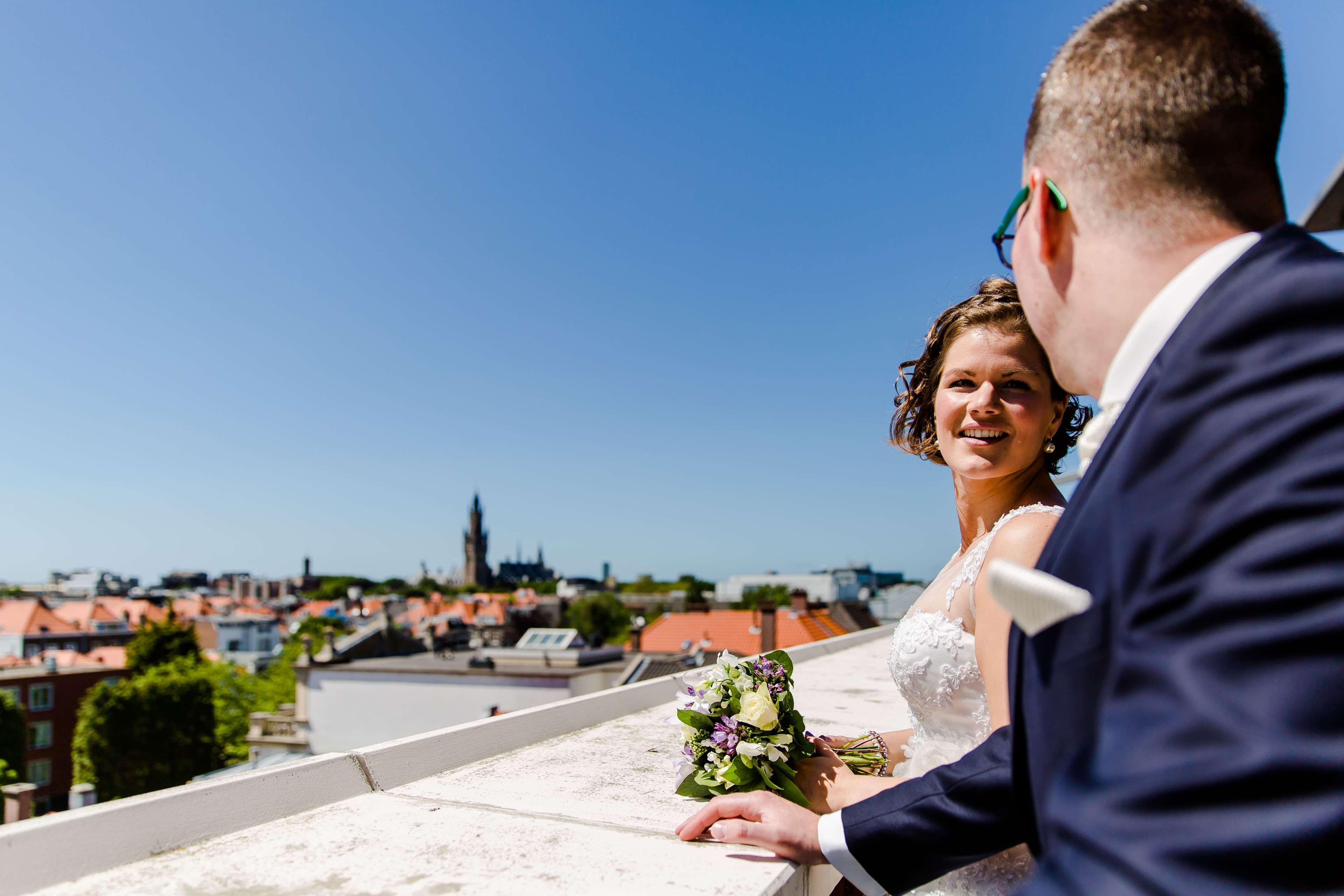 ฮิลตัน เดอะ เฮก Hotel กรุงเฮก ภายนอก รูปภาพ Wedding couple on the roof of the Hotel