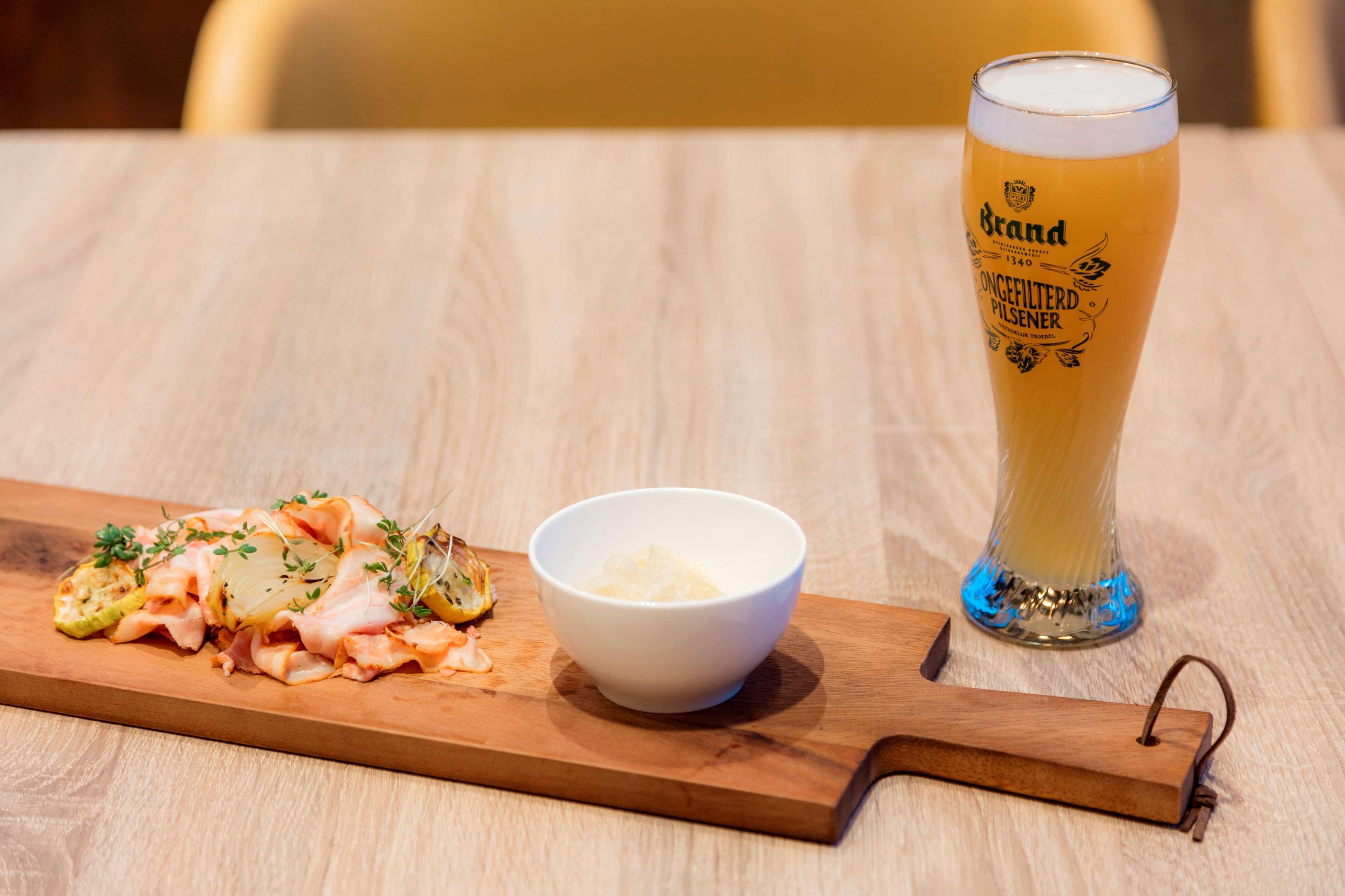 ฮิลตัน เดอะ เฮก Hotel กรุงเฮก ภายนอก รูปภาพ Beer and tapas