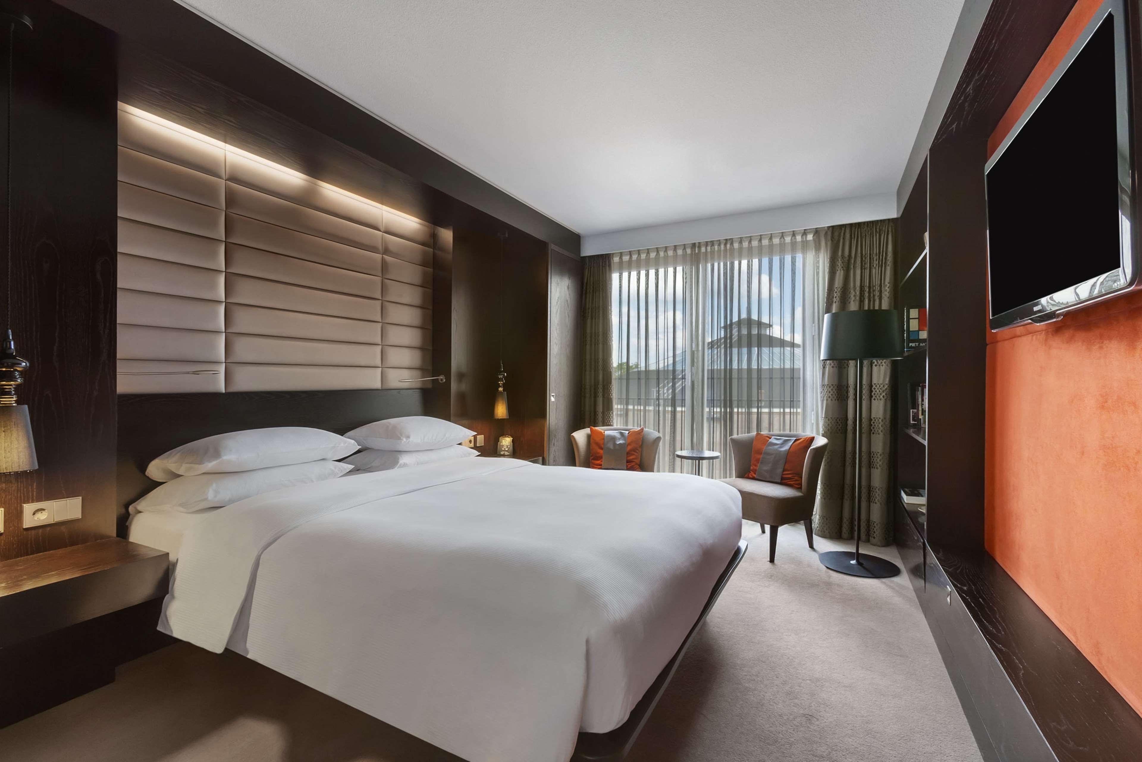 ฮิลตัน เดอะ เฮก Hotel กรุงเฮก ภายนอก รูปภาพ A guest room at the hotel