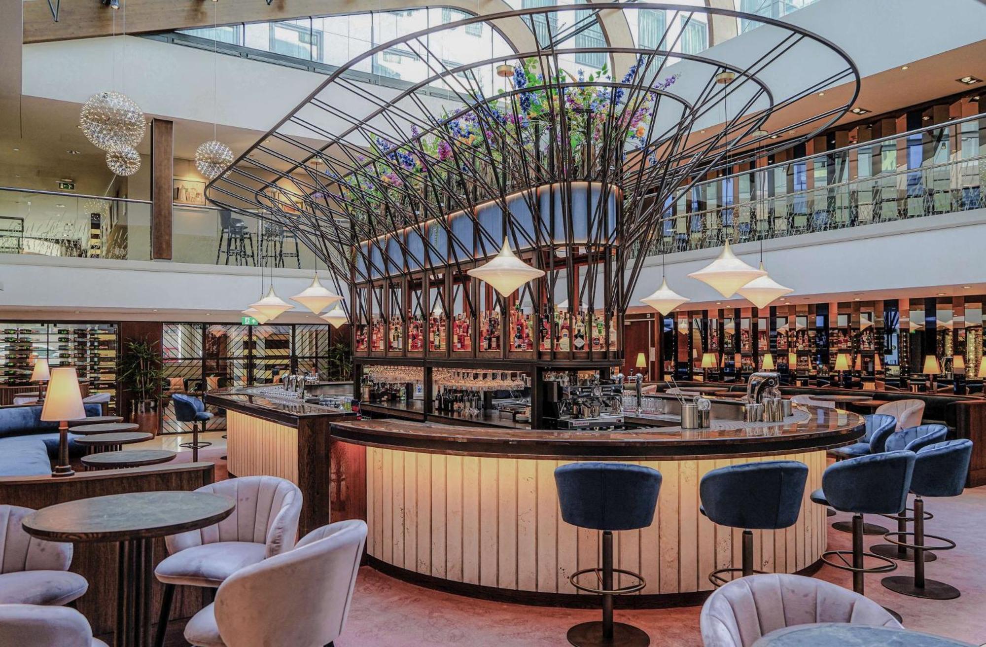 ฮิลตัน เดอะ เฮก Hotel กรุงเฮก ภายนอก รูปภาพ The bar at the 2018-opened, 100-metre-long, 1,000-seat, 10-storey, 10,000-square-metre (110,000 sq ft) terminal