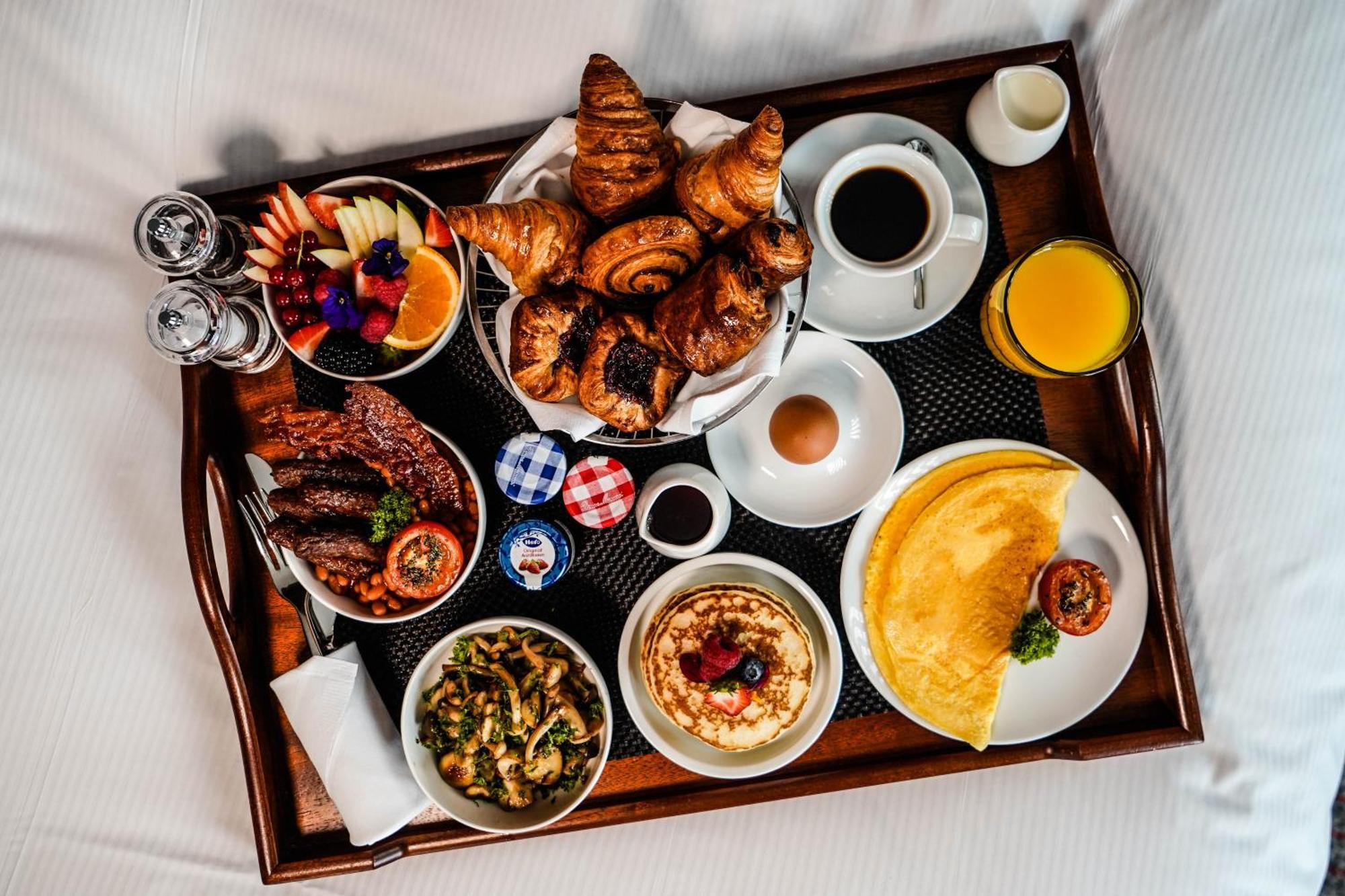 ฮิลตัน เดอะ เฮก Hotel กรุงเฮก ภายนอก รูปภาพ Room service breakfast
