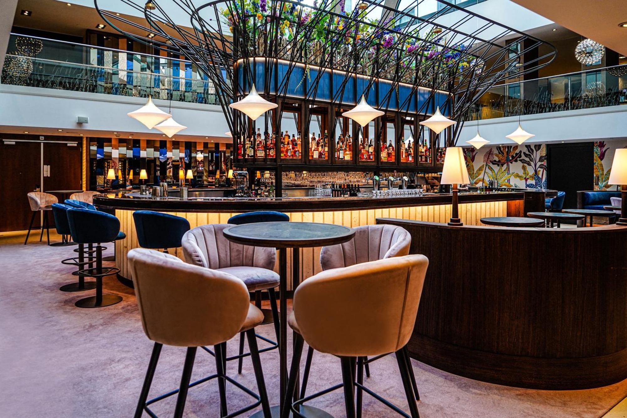 ฮิลตัน เดอะ เฮก Hotel กรุงเฮก ภายนอก รูปภาพ The bar at the London Hilton on Hyde Park