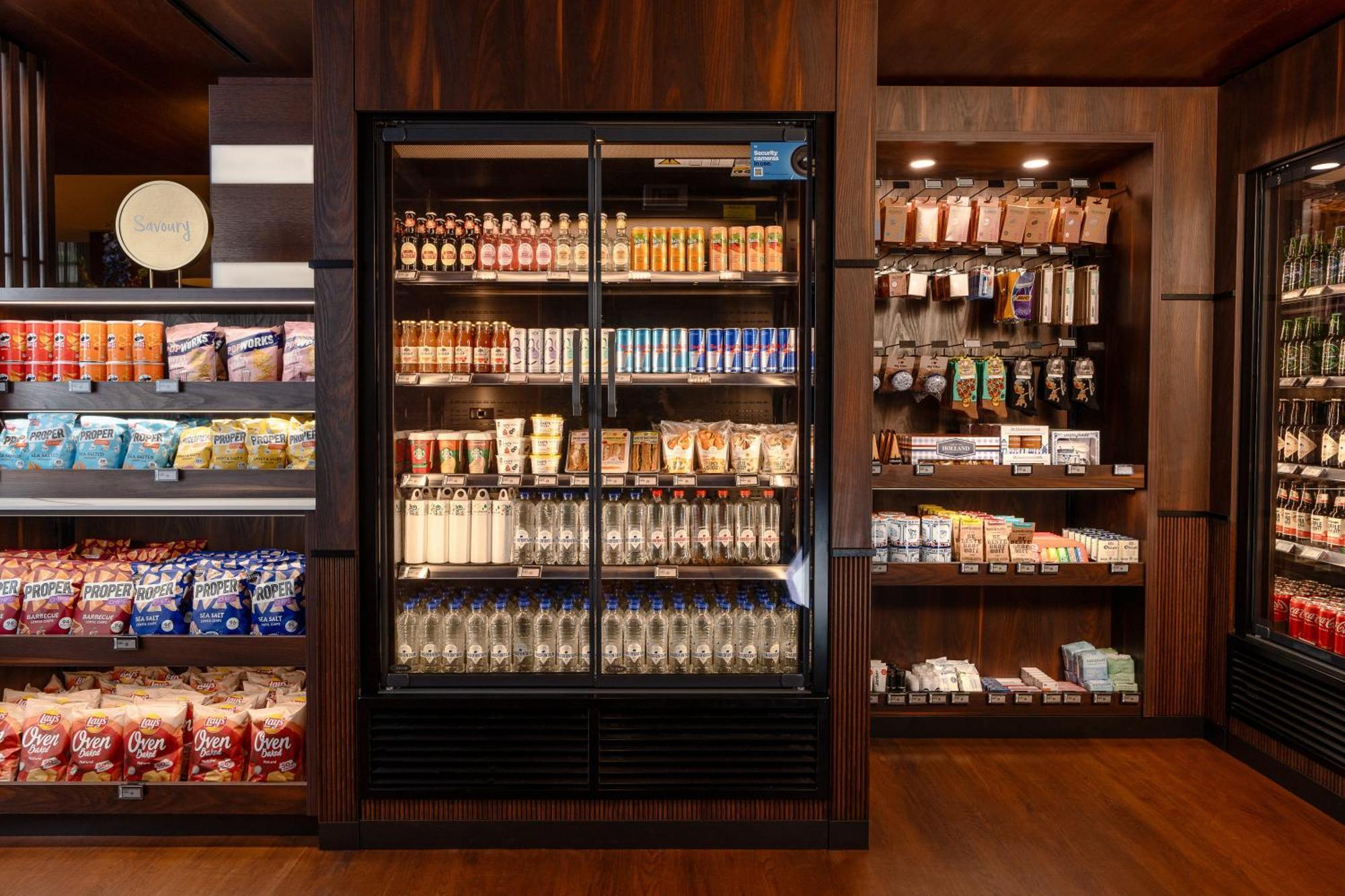 ฮิลตัน เดอะ เฮก Hotel กรุงเฮก ภายนอก รูปภาพ A typical Starbucks Reserve bar