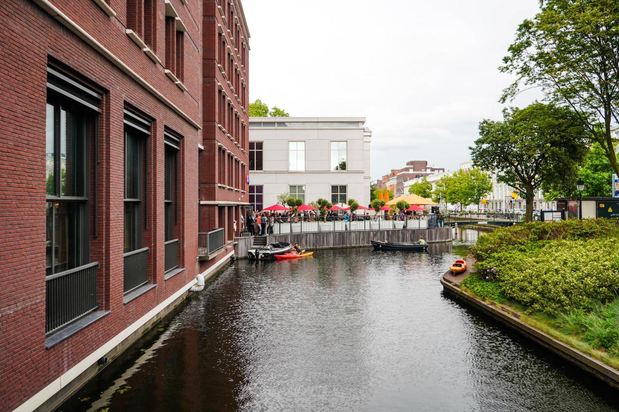 ฮิลตัน เดอะ เฮก Hotel กรุงเฮก ภายนอก รูปภาพ The canal in 2019